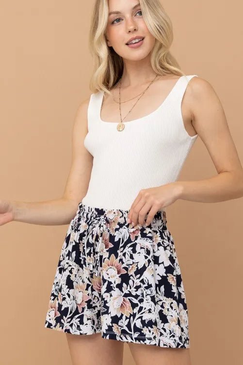 And The Why Wrinkle-free Stretchy Cooling Fabric Shorts - FLORAL / S