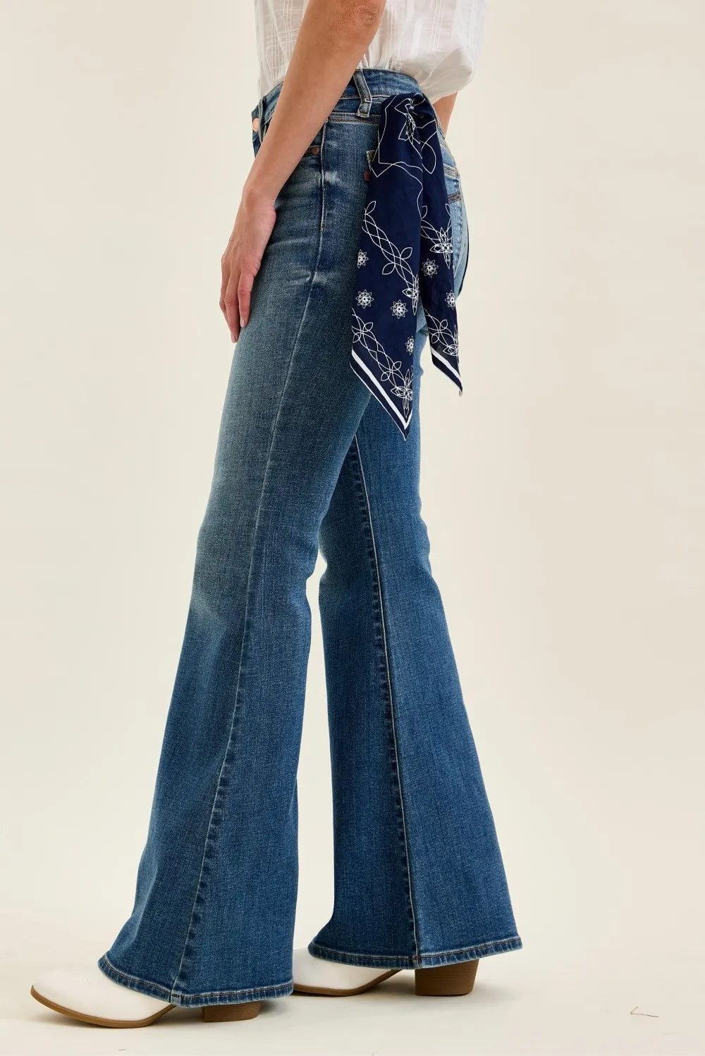 Judy Blue Mid Rise Jaqueline Flare with Triple Needle Back Pkts and Bandana Loop - MD / 0(24)